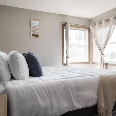 Upscale Urban Oasis: Spacious & Chic With Hot Tub!